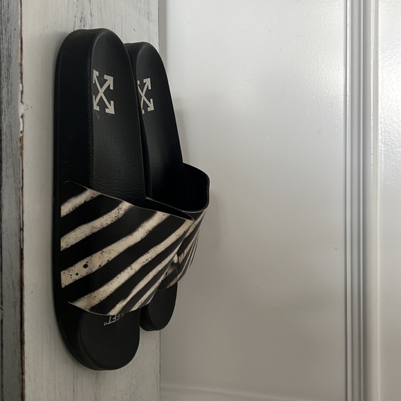 Off white slides - Picture 2 of 3
